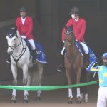 2022 東京競馬場 誘導馬が待機中 松岡正海 騎手からスキンシップを受ける 現地映像