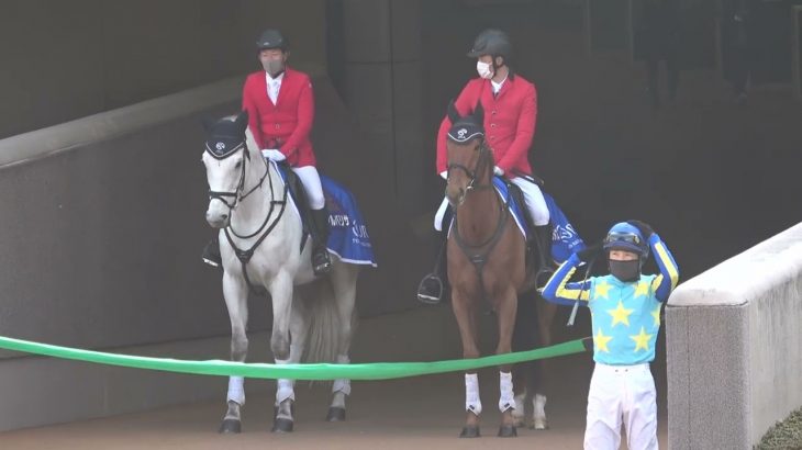2022 東京競馬場 誘導馬が待機中 松岡正海 騎手からスキンシップを受ける 現地映像